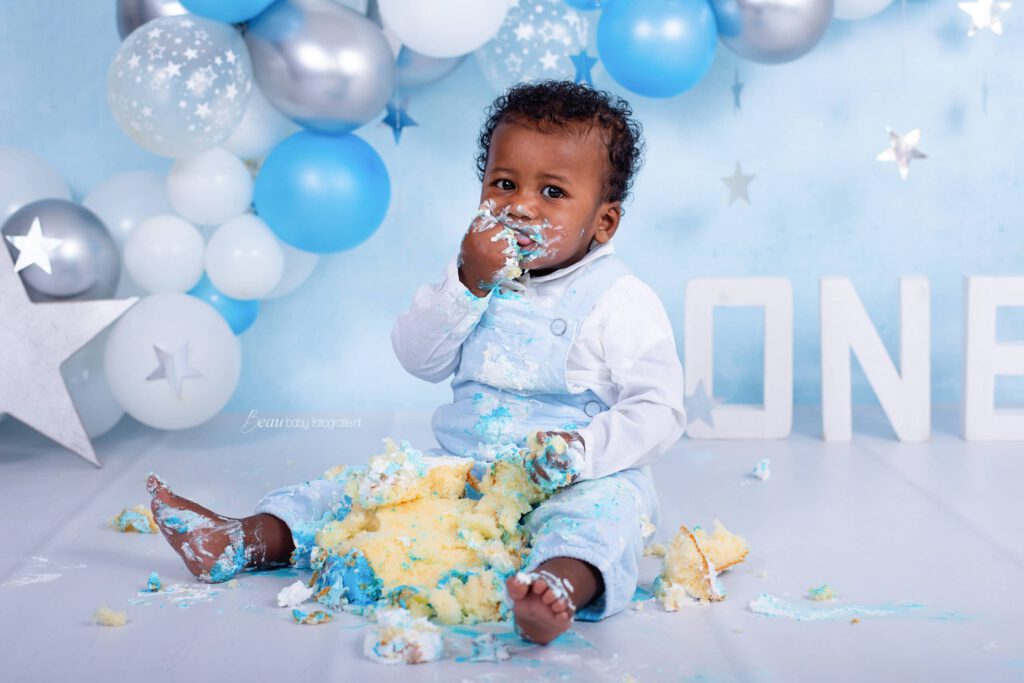 Cakesmash lichtblauw beau baby fotografie Rotterdam fotograaf